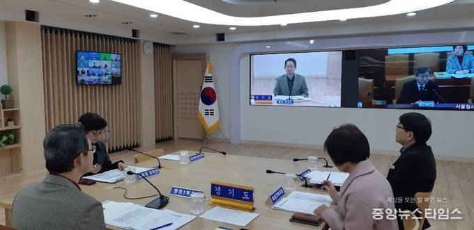 김희겸 행정1부지사가 2일 오후 2시부터 진행된 '한국유치원총연합회(이하 한유총)의 유치원 개학연기 발표' 관련 보육관련 회의를 진행하고 있다. / 사진 = 경기도