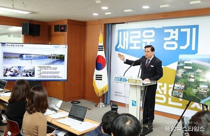 유동규 경기관광공사 사장이 6일 오전 경기도청 브리핑룸에서 '임진각~판문점 간 평화 모노레일 설치 추진 계획'에 대해 브리핑을 하고 있다./사진 = 경기도