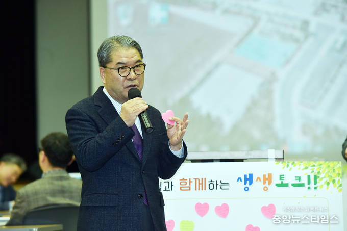 이재정 경기도교육감은 경기도교육연수원에서 열린 '2019 경기도교육청 연수기관 역량강화 직무연수' 특강에서 "2019년은 민선 혁신교육감 10년, 혁신학교 10년을 맞아 깊은 성찰과 평가가 필요한 시기"라고 강조했다./사진=경기도교육청