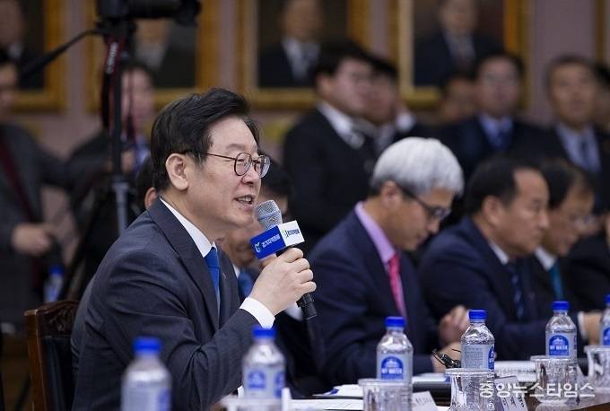 이재명 경기지사가 8일 경기도청에서 열린 ‘더불어민주당-경기도 예산정책협의회’에서 인사말을 하고 있다./사진=경기도