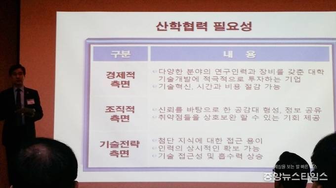 서철모 화성시장이 12일 오전 화성상공회의소에서 개최한 제140차 화성경제인포럼 특강을 진행하고 있다.