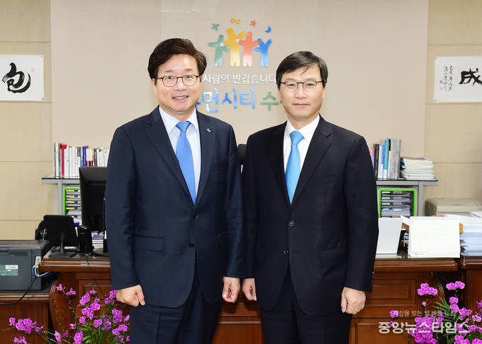 염태영 수원시장(왼쪽)과 박종택 수원가정법원장이 면담 후 기념촬영하고 있다. / 수원시 제공