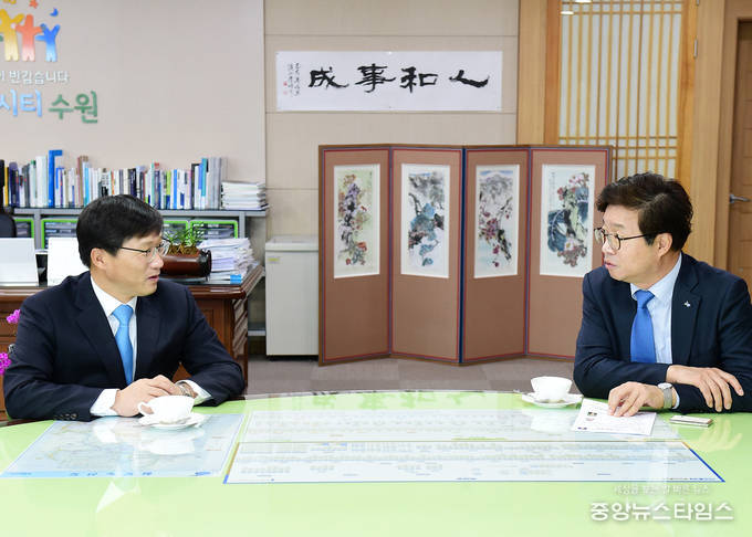 염태영 수원시장과 박종택 수원가정법원장이 이야기를 나누고 있다. / 수원시 제공