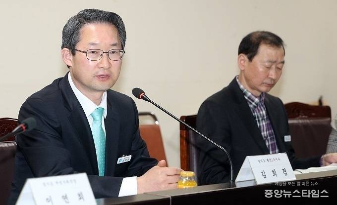 11일 오전 경기도청 3별관 건설기술심의실에서 열린 "제1차 경기도 아이돌봄협의회"에서 김희겸 행정1부지사가 회의를 주재를 하고 있다. (사진 = 경기도)