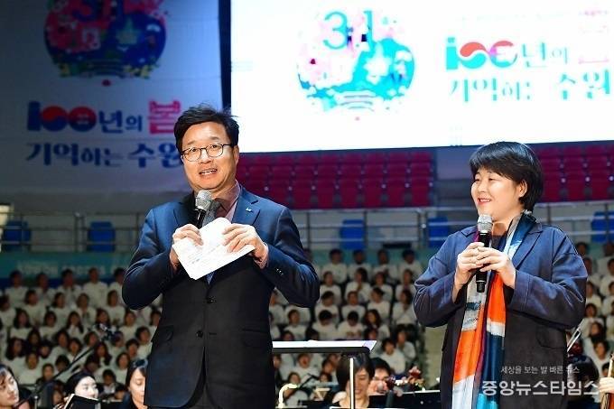 염태영 시장이 인사말을 하고 있다. 오른쪽은 조명자 수원시의회 의장 (사진 = 수원시)