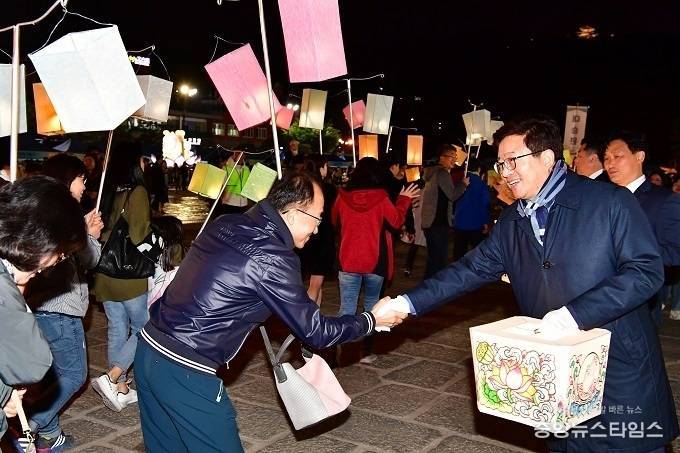 염태영 수원시장이 연등축제에 참석한 시민들과 인사를 나누고 있다. / 사진 = 수원시