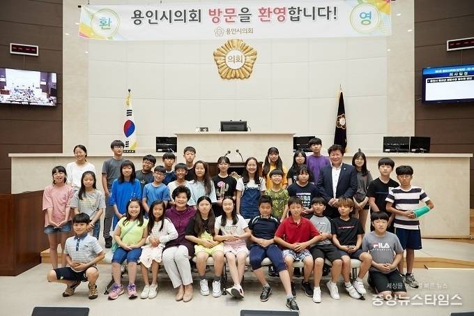 용인시의회 청소년 지방자치아카데미에 참여한 운학초 학생들. (사진=용인시의회)