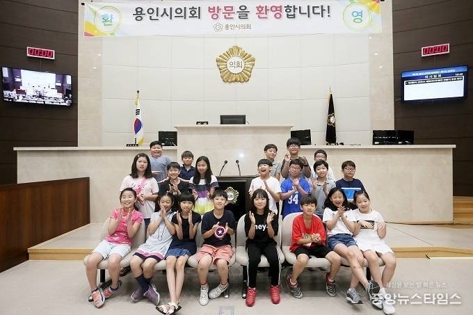 용인시의회 청소년 지방자치아카데미에 참여한 공세초 학생들. (사진=용인시의회)