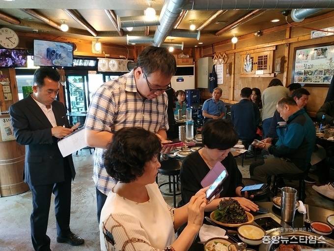 이천시 오광현 주무관이 이천사랑 지역화폐를 홍보하고 있다. (경기도 제공)