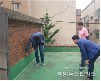 노후건축물 안전점검 모습 (사진=시흥시)