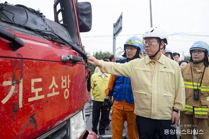이재명 경기도지사가 6일 오후 경기도 안성시 양성면의 종이상자 제조공장 화재 현장을 찾아 관계자의 설명을 듣고 있다.(경기도 제공)