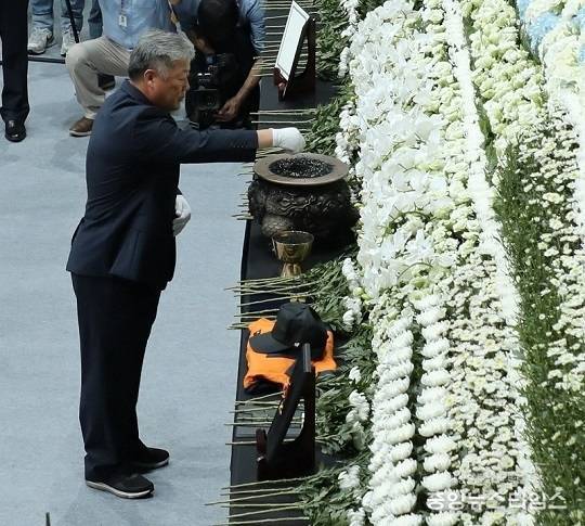 우석제 안성시장이 8일 안성시체육관에서 열린 고 석원호 소방위 영결식에 참석하여 헌화하고 있다.(사진=안성시)