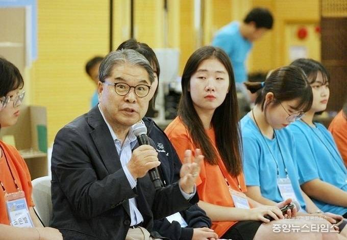 8일 이재정 교육감이 미래학교 상상 학생 컨퍼런스 'SF스쿨(show me the future school)'에서 청소년과 미래교육에 대해 정책을 토론하고 있다. (경기도교육청 제공)