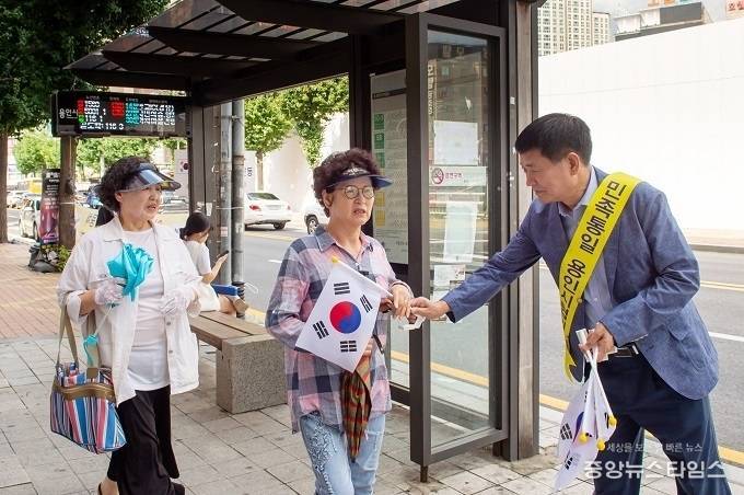 용인시의회 의원들이 용인시 기흥구에서 광복절 태극기 무료증정 행사를 가졌다.