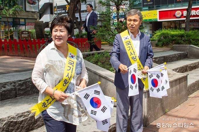 용인시의회 의원들이 용인시 수지구에서 광복절 태극기 무료증정 행사를 가졌다.