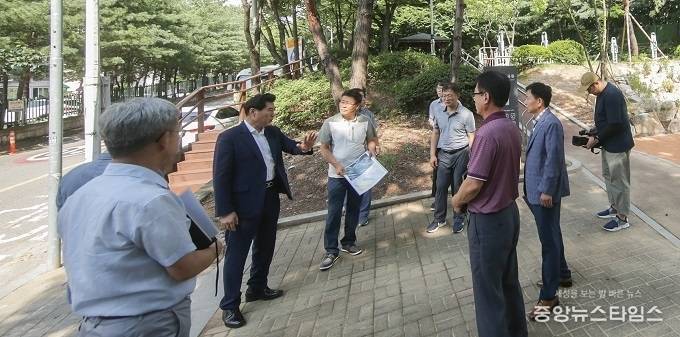 김상돈 시장이 시 관계자들과 시설들을 꼼꼼히 점검하고 어르신들이 이용하는데 불편사항은 없는지 체크했다. (의왕시 제공)