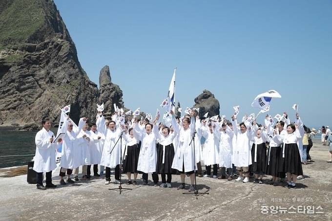 경기도의회 독도사랑·국토사랑회가 3.1운동 100주년 기념 독도문화축전(2019.8.1.~3.)에 참가해 만세삼창을 하고 있다. (사진=경기도의회)