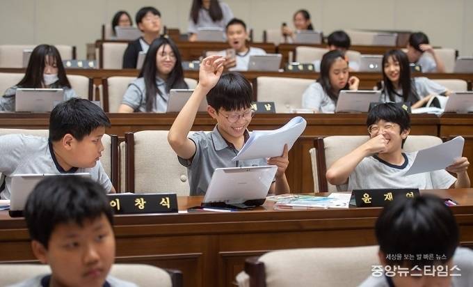 용인시의회 청소년 지방자치아카데미 참여한 문정중학교 학생. (사진=용인시의회)