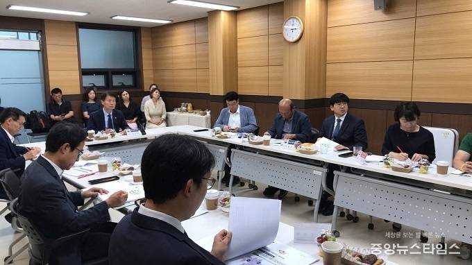 김강립 보건복지부 차관이 5일 화성시를 방문해 지역사회 통합돌봄 선도사업 추진현황을 점검하고 있다. (사진=화성시)