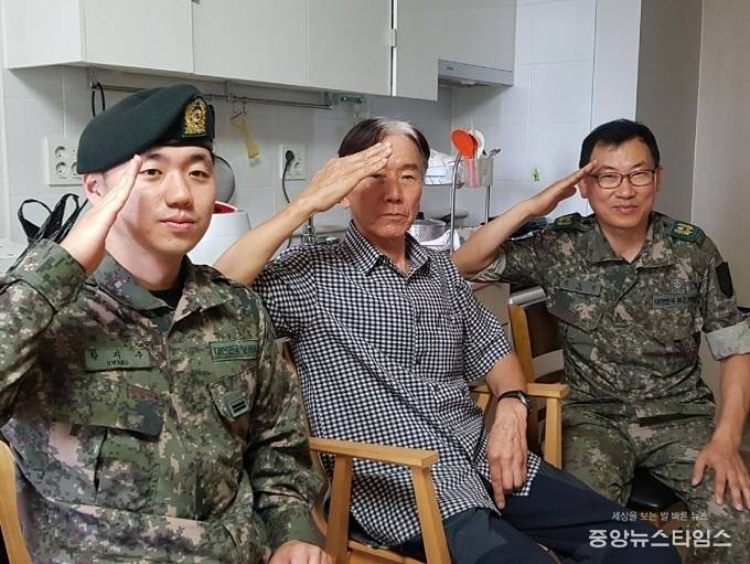 수원시 권선구 호매실동 방위협의회 참전용사 가정방문. (사진=권선구청)