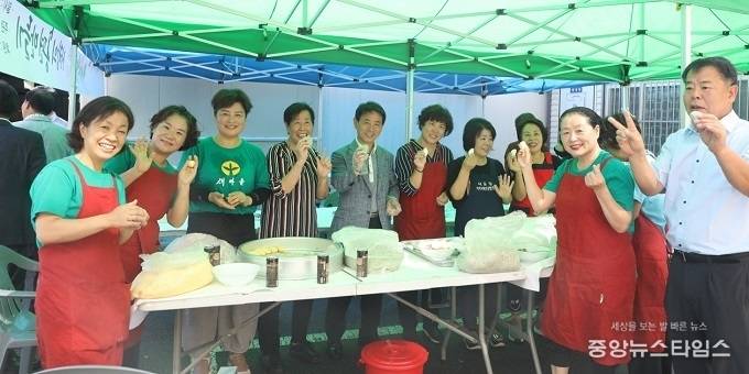 수원시 권선구 서둔동 새마을부녀회 회원들이 직접 빚은 송편과 갓 부친 부침개를 관내 독거노인 및 소외계층, 초등학교 방과 후 교실에 전달했다. (사진=권선구청)
