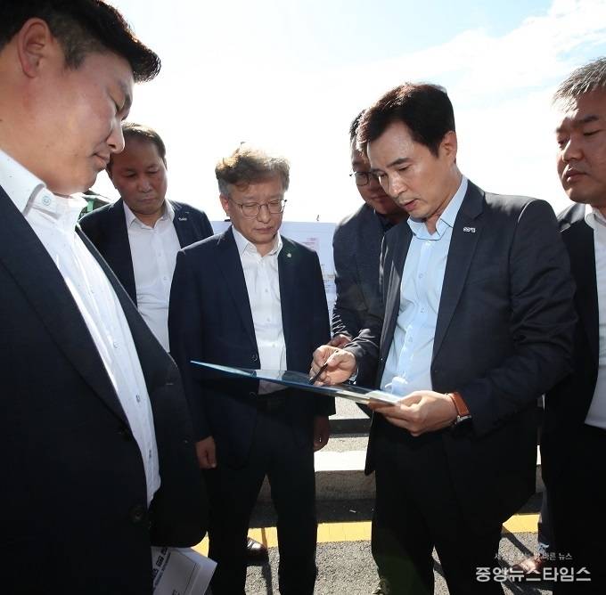 화성시와 더불어민주당 화성병 지역위원회 당정협의회 개최 전 병점역을 방문한 서철모 화성시장과 권칠승 국회의원. (사진=화성시)