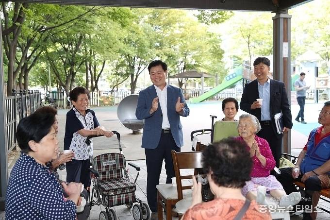 박승원 광명시장은 17일 하안3동에서 ‘우리동네 시장실‘을 열고 시민과 소통하는 시간을 가졌다. (사진=광명시)