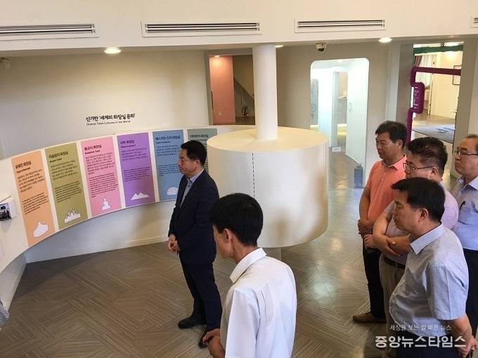 이병규 장안구청장이 세상에 단 하나뿐인 변기모양 박물관인 해우재와 전시관을 둘러보고 있다. (사진=장안구청)