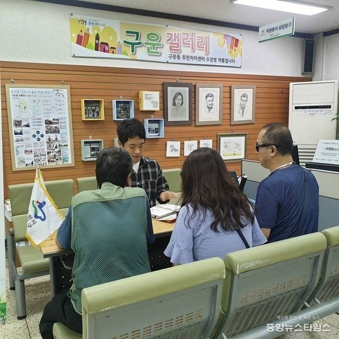 ‘찾아가는 자활상담’모습. (사진=권선구청)
