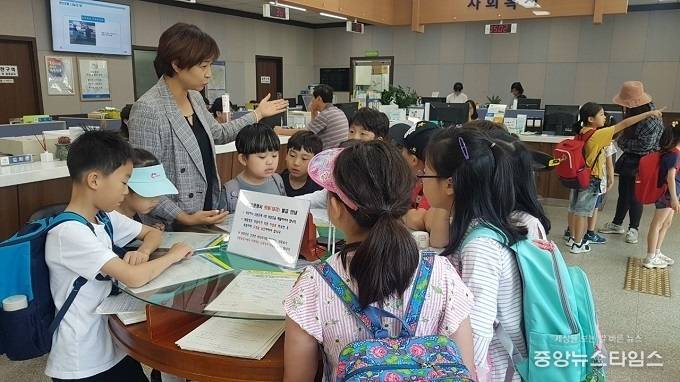 선행초 2학년 어린이들 권선2동 행정복지센터 견학. (사진=권선구청)