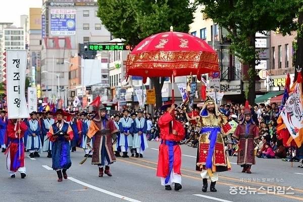 수원화성문화제 정조대왕 능행차 행렬 (수원시 제공)