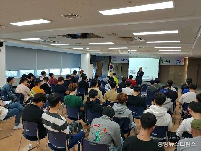수원시 장안구는 23일 6층 대회의실에서 사회복무요원 대상으로 복무기강 확립과 적극적인 근무 분위기 조성을 위한 소양교육을 실시했다. (사진=장안구청)