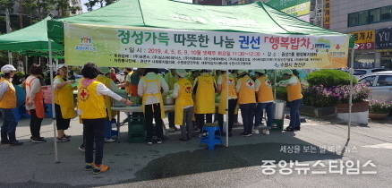 24일 권선1동 행정복지센터에서 관내 어르신들에게 점심식사를 제공하는 '권선 행복밥차'를 운영했다. (사진=권선구청)