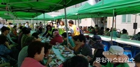 24일 권선1동 행정복지센터에서 관내 어르신들에게 점심식사를 제공하는 '권선 행복밥차'를 운영했다. (사진=권선구청)