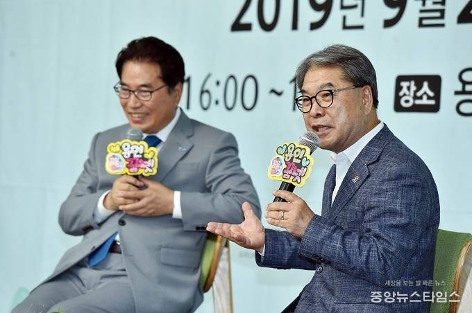 25일 용인시청에서 이재정 경기도교육감이'용인DDT 토크쇼'를 진행하고 있다. (사진=경기도교육청)