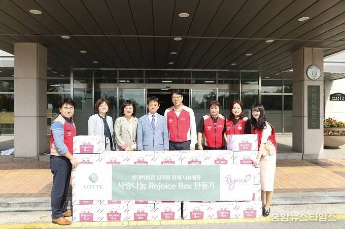 롯데백화점 수원점에서 26일 경기도 수원시 권선구 저소득층 여학생들을 위한 여성위생품인 핑크박스를 권선구청에 전달했다. 이택용(왼쪽에서 네번째) 권선구청장과 롯데백화점 관계자 등이 기념촬영했다. (사진=권선구청)