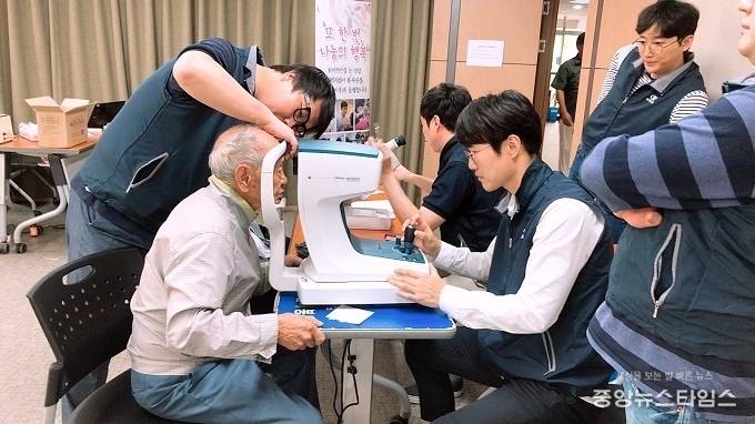 수원시 권선구 권선2동에 위치한 K비젼안경점(대표 최병호)이 26일 권선2동 행정복지센터에서 지역 내 저소득층 청소년 및 어르신을 대상으로 무료 시력검사와 시력맞춤 안경제작 봉사활동을 진행하고 있다. (사진=권선구청)