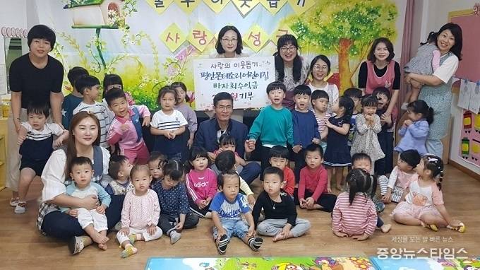 수원시 권선구 곡선동 소재 평안몬테소리어린이집이 바자회 수익금을 곡선동 행정복지센터에 기부했다. (사진=권선구청)