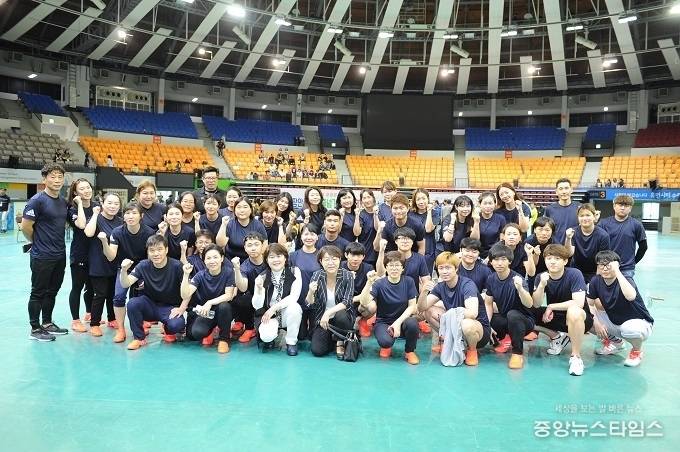 28일 조명자 의장이 수원종합운동장에서 열린 ‘제63회 수원시 한마음체육대회’에 참석한 선수단을 격려했다. (사진=수원시의회)