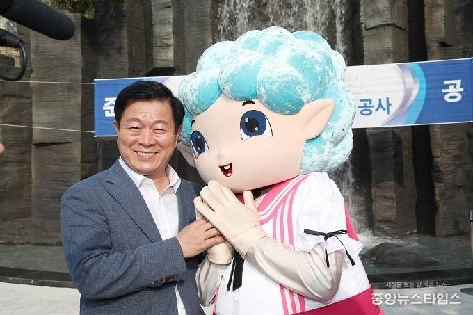 광명시가 ‘광명동굴 관람객 휴게공간 및 인공폭포 조성사업’을 마치고 28일 준공식을 가졌다. (광명시 제공)