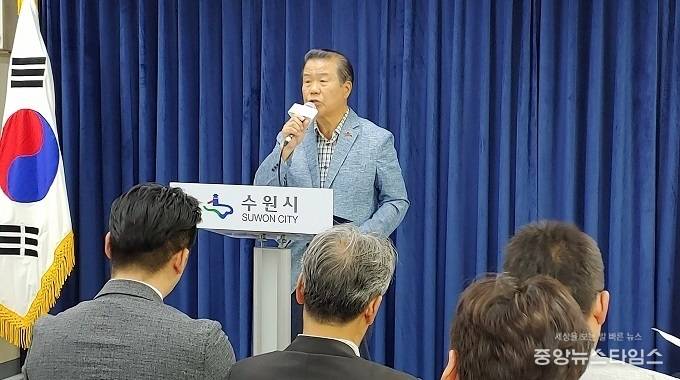 김훈동 수원화성문화제추진위원회 공동위원장이 입장을 발표하고 있다. (수원시 제공)