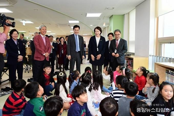 유은혜 교육부총리와 서철모 화성시장, 곽상욱 오산시장, 이재정 경기교육감 등이 이음터를 이용중인 학생들과 이야기를 나누고 있다. /사진=화성시