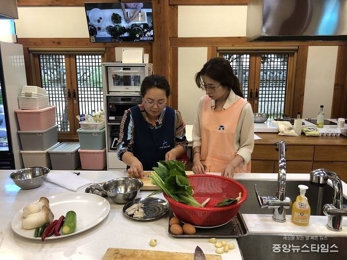 수원전통문화관에서 운영하는 식도락 체험 프로그램 ‘토요미식회’. / 사진=수원문화재단