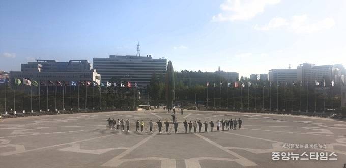 12일 수원고등학교 학생 40여 명이 용산 전쟁기념관에서 경의를 표하고 있다. / 사진=경기남부보훈지청