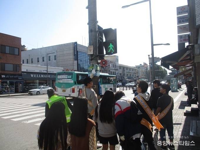 학생들 불법광고물 정비 모습. / 사진=장안구청