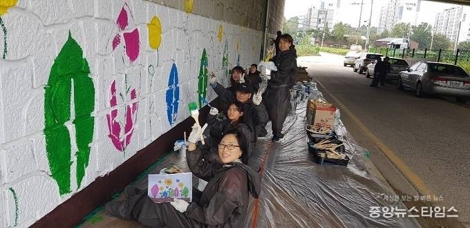 평생학습동아리 벽화그리기 사업 모습. / 사진=화성시