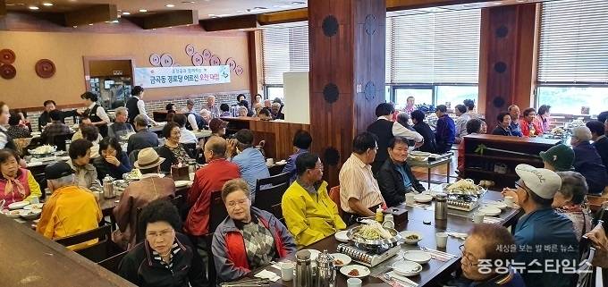 수원시 권선구 호매실동에 소재하는 훈장골에서 15일 금곡동 경로당 어르신 100여명께 점심을 대접했다. / 사진=권선구청