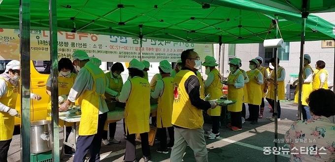 대한적십자사 봉사회 회원들이 어르신에게 식사를 챙겨드리고 있다. / 사진=권선구청
