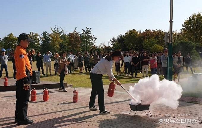 소방훈련에 참가 중인 권선구 직원들.