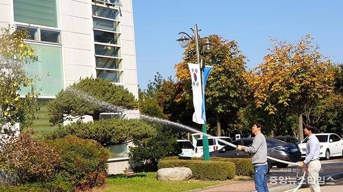 소방훈련에 참가 중인 권선구 직원들.